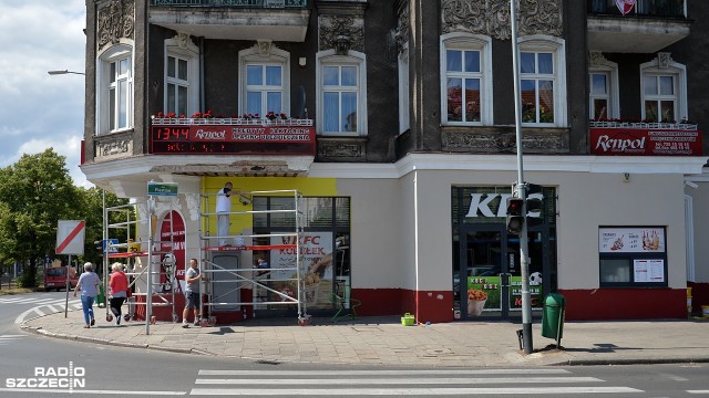 Jaskrawożółty kolor znika z elewacji zabytkowej kamienicy przy placu Kościuszki w Szczecinie. Zastąpi go mniej rzucająca się w oczy barwa beżowa. Chodzi o parter budynku, w którym znajduje się restauracja KFC.
