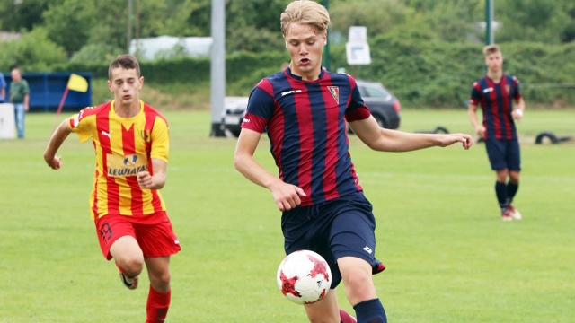 Młodzi piłkarze Pogoni Szczecin zostali wicemistrzem Polski juniorów młodszych do lat 17. Portowcy w finałowym meczu Centralnej Ligi Juniorów U-17 przegrali w środę w Pruszkowie z Jagiellonią Białystok 0:4.