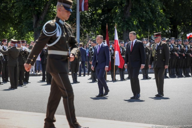 W czwartek, czyli w drugim dniu wizyty na Łotwie, prezydent Andrzej Duda wraz z ministrem obrony narodowej Mariuszem Błaszczakiem spotka się z polskimi żołnierzami stacjonującymi w tym kraju. Później pojedzie na spotkanie z Polakami w Dyneburgu.