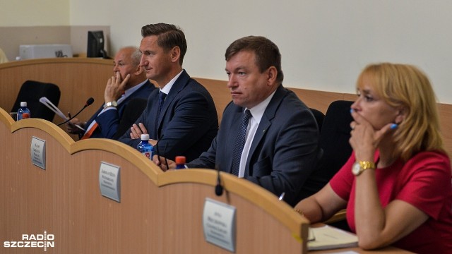 Radni zachodniopomorskiego sejmiku nie obniżyli pensji marszałkowi województwa. Olgierd Geblewicz zarabia 12 tysięcy złotych brutto miesięcznie. Zgodnie z nowym rządowym rozporządzeniem, jego pensja miała być mniejsza o blisko dwa tysiące. Aby tak się stało, uchwałę musiał jeszcze przegłosować sejmik. Większość radnych wstrzymała się jednak od głosu i sprawą zajmie się wojewoda.