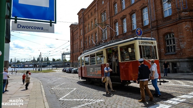Tramwaj Zwany Zaczytaniem to akcja naszych instytucji kultury, w ramach większego projektu Kultura dostępna. Po ulicach Szczecina mknie tramwaj, a na placu Grunwaldzkim na zaaranżowanym stoisku gry i zabawy dla dzieci, fotobudka dla czytomaniaków i oczywiście książki.