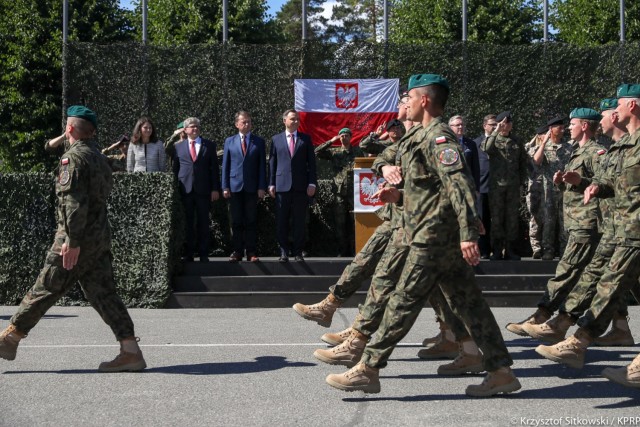 NATO wzmacniając wschodnią flankę pokazuje, że jest przygotowane do obrony - powiedział prezydent Andrzej Duda podczas wizyty na Łotwie. W czwartek prezydent i szef MON Mariusz Błaszczak odwiedzili żołnierzy Polskiego Kontyngentu Wojskowego w Adai. Wchodzi on w skład Wielonarodowej Grupy Bojowej NATO stacjonującej w tym kraju.