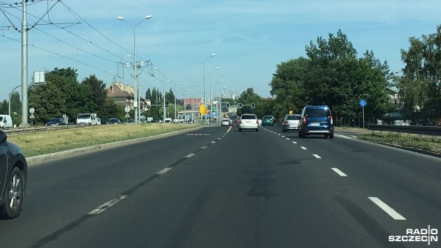 Koniec chaosu przy wjeździe do centrum Szczecina. Ekipy drogowców usuwają buspas na ulicy Gdańskiej i Eskadrowej.