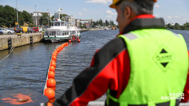 Wygląda jak sieć rybacka, ma pływaki i jest rozciągana na morzu czy rzece przez motorówki. To innowacyjna zapora olejowa, którą zaprezentowano w czwartek przy Wałach Chrobrego w Szczecinie. To wspólny projekt szczecińskiej Akademii Morskiej, Uniwersytetu w Rostocku i World Maritime University w Malm.