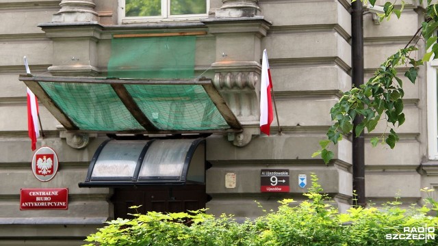 Centralne Biuro Antykorupcyjne zatrzymało dwóch byłych wiceprezesów spółki energetycznej ENEA SA. Sprawa dotyczy podpisanej w 2011 roku niekorzystnej umowy zakupu linii energetycznej mającej łączyć Polskę z Białorusią.