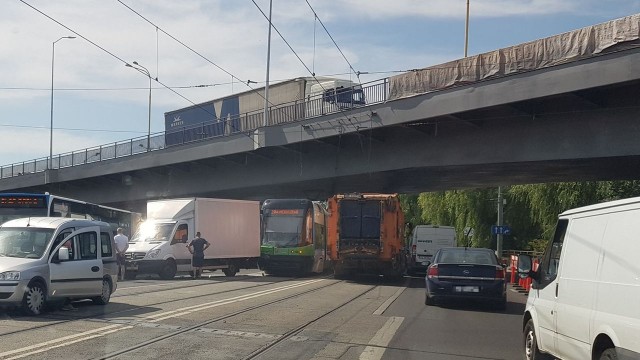O dziesiątej przy zjeździe z Mostu Portowego w ulicę Energetyków w Szczecinie doszło do małego karambolu. Brały w nim udział cztery samochody i tramwajowa 2.