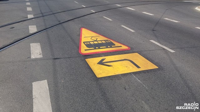 W kilkunastu punktach miasta stanęły słupy z dodatkowymi oznakowaniami. Na jezdniach dodatkowo namalowano piktogramy z tramwajami.