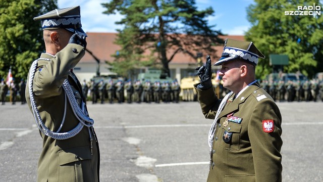 12 Szczecińska Dywizja Zmechanizowana ma nowego dowódcę. W piątek podczas uroczystego apelu sztandar jednostki przejął generał brygady Maciej Jabłoński. Ustępujący zwierzchnik, generał broni Rajmund Andrzejczak, decyzją ministra obrony narodowej, będzie dowódcą Sztabu Generalnego Wojska Polskiego.