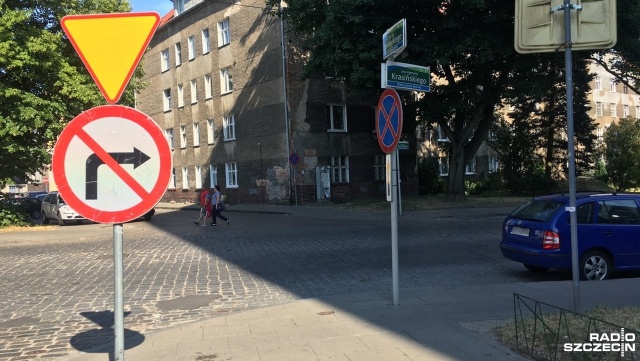 Spore utrudnienia czekają kierowców na szczecińskim Niebuszewie. To w związku z demontażem elementów betonowych z wieżowca przy ulicy Krasińskiego 93.