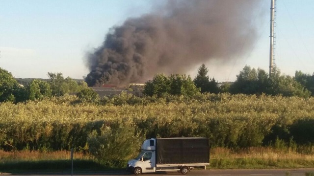 Trwa dogaszanie pożaru, który wybuchł na terenie szklarni w Warzymicach. Słup czarnego dymu widać było z kilku kilometrów.