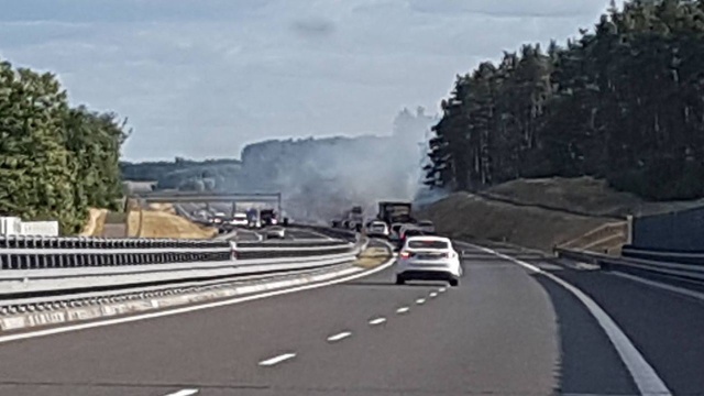 Na drodze ekspresowej S3, między węzłami Pyrzyce i Myślibórz - spłoneło auto osobowe. Najbardziej prawdopodobnym powodem jest zwarcie instalacji.