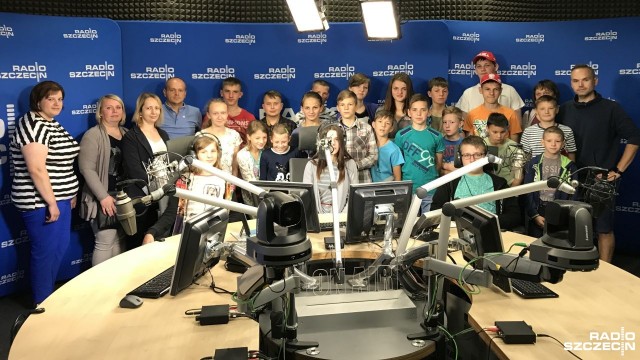 Zobaczyli na własne oczy jak wygląda radiowe studio. Ponad 20 dzieci ze Szkoły Podstawowej w Rakańcach oraz Szkoły Specjalnej w Solecznikach na Litwie odwiedziło siedzibę Radia Szczecin. To w ramach wakacji zorganizowanych przez Fundację Polskich Wartości.