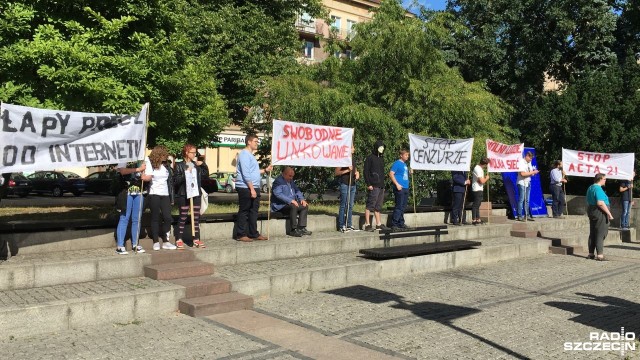 Stop cenzurze internetu, wolni ludzie wolna sieć - skandowano na szczecińskim Placu Lotników. Tam odbył się protest przeciwko unijnej dyrektywnie. Według uczestników manifestacji, jej wprowadzenie oznacza cenzurę internetu.