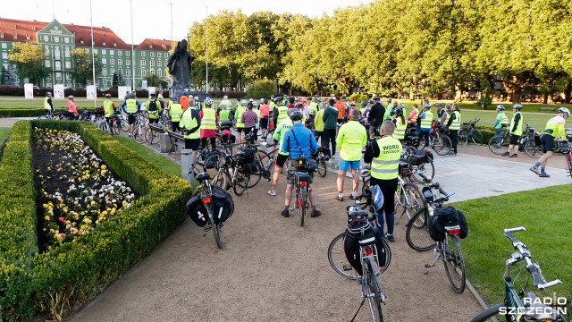 280 osób na liście, ze Szczecina, regionu, ale także Warszawy czy Niemiec. Uczestnicy 27. Szczecińskiej Rowerowej Pielgrzymki na Jasną Górę, po porannej modlitwie przy pomniku św. Jana Pawła II na Jasnych Błoniach i mszy św. w katedrze są już na trasie przed Cudowny Obraz Matki Bożej Częstochowskiej.