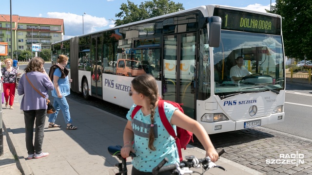 Od poniedziałkowego poranka mieszkańcy Klucza, Żydowiec, Podjuch i Zdrojów mają możliwość dojazdu do centrum Szczecina tylko jednym autobusem. Na wybranych przystankach zatrzymuje się jedynka obsługiwana przez PKS, z którym Zarząd Dróg i Transportu Miejskiego podpisał porozumienie.