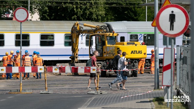 Ulica Wiosenna, na odcinku od przejazdu kolejowego do ulicy Gryfińskiej, jest nieprzejezdna. Rozpoczyna się tak drugi etap jej przebudowy. Zakres prac obejmie przebudowę jezdni, uzbrojenia, chodników oraz budowę zjazdów do okolicznych posesji, również prywatnych.