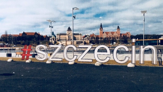 Miał być atrakcją podobną do tych, które można zobaczyć w Amsterdamie, Budapeszcie czy Berlinie. Miał stanąć na Łasztowni - na razie jednak możemy go zobaczyć tylko na papierze. Chodzi o kilkumetrowy napis Szczecin, który jako jeden z wygranych projektów miał być realizowany w ramach tegorocznego szczecińskiego Budżetu Obywatelskiego.