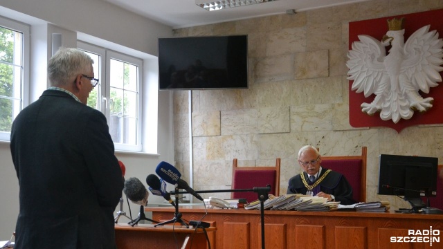 W kołobrzeskim sądzie wznowiono rozprawę przeciwko czterem miejscowym policjantom, którym prokuratura zarzuca znęcanie się i wymuszanie zeznań przy pomocy paralizatora.