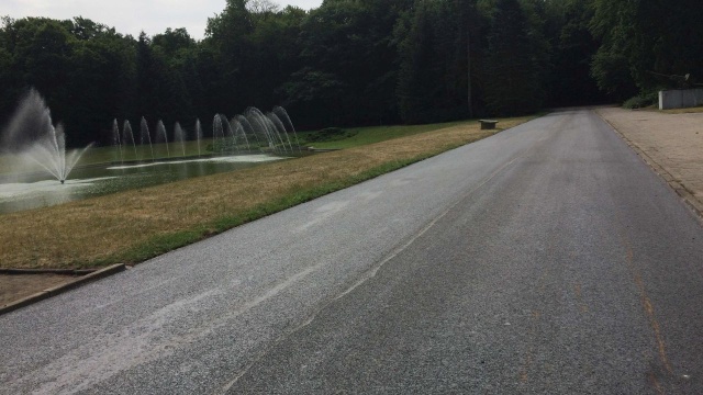 Tym razem nowy asfalt zyskało ponad 800 metrów najbardziej zniszczonych dróg, między innymi aleje: Widokowa, Dolna i Okólna oraz fragment przy Bramie Głównej Cmentarza, po lewej stronie od wejścia.