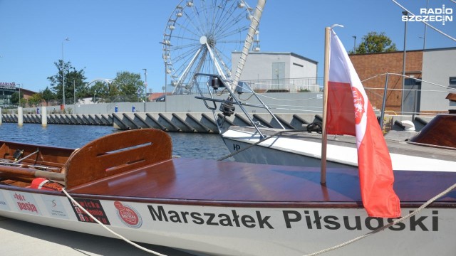 Trzech śmiałków chce pokonać wiosłową łodzią dystans z Kołobrzegu do portu w Nexo na Bornholmie. Sto kilometrów - przez Bałtyk - przepłyną, by uczcić stulecie odzyskania przez Polskę niepodległości.