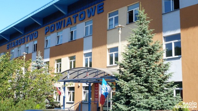 400 złotych brutto do każdego etatu domagają się związkowcy z Solidarności. Chodzi o pracowników Starostwa Powiatowego w Policach oraz z tamtejszego Urzędu Pracy, którzy masowo zaczynają szukać innego zatrudnienia.