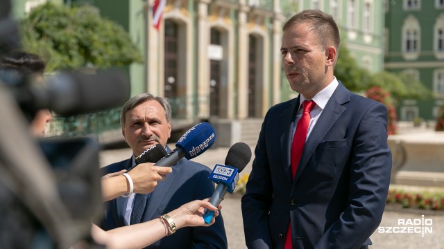 Szczecińska rada miasta zdecyduje w czwartek, czy upamiętnić więźnia Auschwitz i polskiego dyplomatę. Ławeczka z rzeźbą Władysława Bartoszewskiego, która miałaby stanąć na Jasnych Błoniach, to pomysł Komitetu Obrony Demokracji.