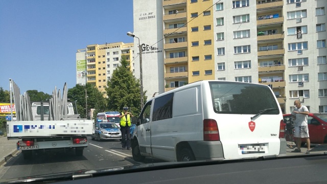Dwa samochody osobowy i bus zderzyły się na Batalionów Chłopskich, przy przychodni w Zdrojach. Jednym z aut jechało siedmiomiesięczne dziecko.