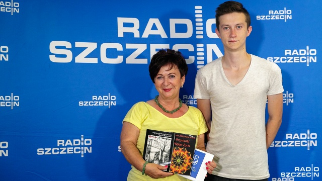 Weszła w środowisko weteranów, żeby poznać ich wspomnienia i odczucia. Pisarka z Przelewic - Krystyna Aleksandra Nawój wydała tomik wierszy Miłość a Wojna. Publikacja ma pokazać odbiorcom, z czym muszą mierzyć się żołnierze jeżdżący na misje np. do Afganistanu czy Iraku.