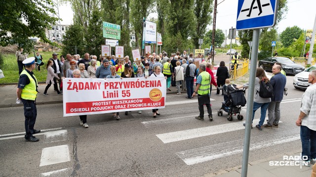 Mieszkańcy osiedli Podjuchy, Klucz i Żydowce po raz kolejny będą protestować przeciwko nowej siatce połączeń komunikacji miejskiej w Szczecinie. Będą domagać się przede wszystkim przywrócenia linii autobusowej nr 55 na starą trasę.