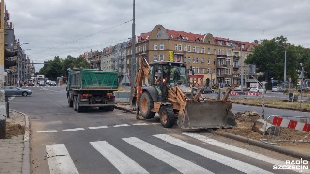 Spore kłopoty z przejazdem mają kierowcy na skrzyżowaniu przy szczecińskim Turzynie. Od strony ul. Mickiewicza z ul. Bohaterów Warszawy nie można skręcać w lewo w Krzywoustego.