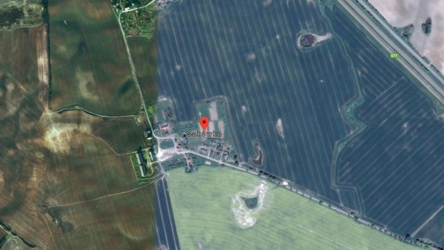 Głośny huk, a potem cisza - tak mieszkańcy Sakówka koło Pasłęka mówią o nocnej katastrofie wojskowego MiGa-29. Maszyna rozbiła się przed godziną 2 na polach. Pilotowi myśliwca udało się katapultować, jednak nie przeżył katastrofy.
