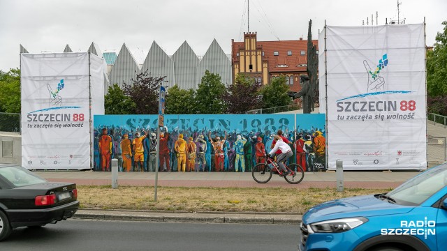 Ma 10 metrów długości i 2,5 wysokości, widać na nim odwróconych plecami strajkujących robotników. To mural upamiętniający wydarzenia w Szczecinie z sierpnia 1988 roku.
