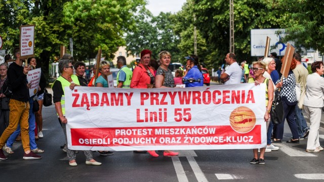 Oddajcie nam nasz autobus - to hasło mieszkańców osiedli Podjuchy, Klucz i Żydowce. W piątek przez blisko godzinę protestowali oni, blokując ruch na ulicy Batalionów Chłopskich w Szczecinie.