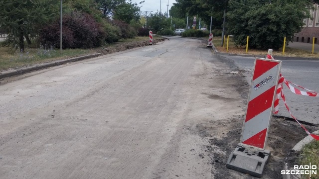 Poważne kłopoty z przejazdem mają kierowcy podróżujący ulicą Sikorskiego między rondem Siwka a placem Kościuszki w Szczecinie.