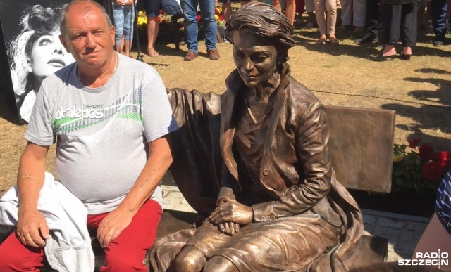 Ławeczka Ireny Jarockiej odsłonięta w Międzyzdrojach podczas 23. Festiwalu Gwiazd. Wydarzenie zgromadziło tłumy.