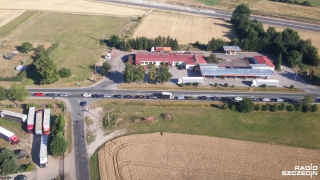 Dwukilometrowe korki, w obie strony, na krajowej szóstce. Przed wsią Kikorze ruch odbywa się wahadłowo. Przed węzłem Rzęśnica w korkach stoją wracający z wybrzeża.