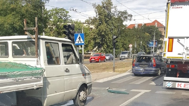 W alei Wojska Polskiego w Szczecinie doszło do zderzenia auta osobowego z ciężarówką. Są niewielkie kłopoty z przejazdem w kierunku Głębokiego.