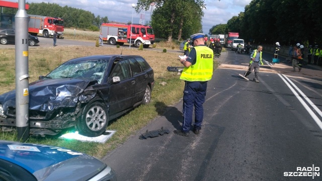 Zablokowana jest droga krajowa nr 11 między Koszalinem a Szczecinkiem. W miejscowości Bobolice czołowo zderzyły się dwa samochody osobowe.