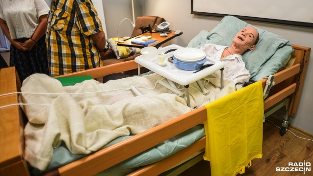 Specjalnie urządzone mieszkanie, aby szkolić w nim opiekunów osób chorych i niepełnosprawnych, system informatyczny, gdzie będą mogły szukać pomocy, wspieranie i zatrudnianie opiekunów po sąsiedzku oraz wypożyczanie potrzebnego do rehabilitacji i lepszego życia sprzętu - to zakłada zainaugurowany właśnie w regionie projekt Dobre Wsparcie.