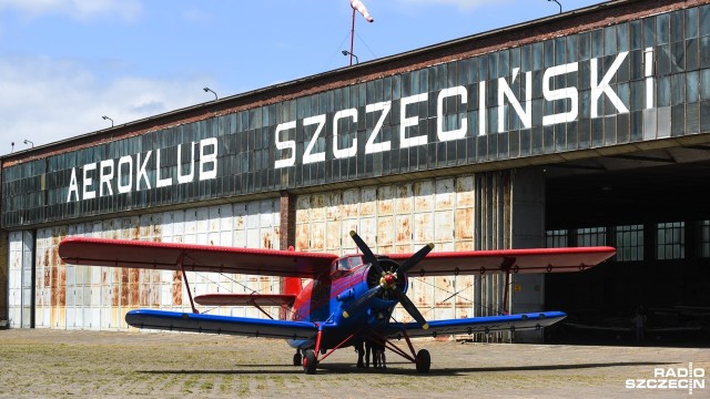 Do końca roku hangar Aeroklubu Szczecińskiego powinien mieć nowy dach. Choć nie będzie to zaskoczeniem, jeśli remont nieznacznie się opóźni - mówi Bazyli Baran, przewodniczący Komisji ds. Rozwoju, Promocji i Gospodarki Morskiej szczecińskiej rady miasta. W poniedziałek odbyło się wyjazdowe posiedzenie komisji, właśnie na terenie lotniska w Dąbiu.