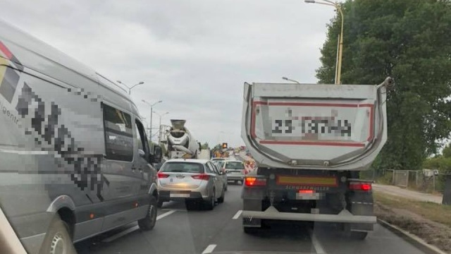 Wypadek na pierwszym, od ul. Gdańskiej, łuku Trasy Zamkowej w kierunku centrum Szczecina: zderzyły się tam trzy samochody osobowe.