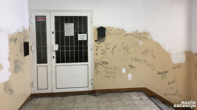 Nasi słuchacze alarmują, że wejście do siedziby Szczecińskiego Centrum Świadczeń przy ulicy Kaszubskiej 30 przypomina melinę.