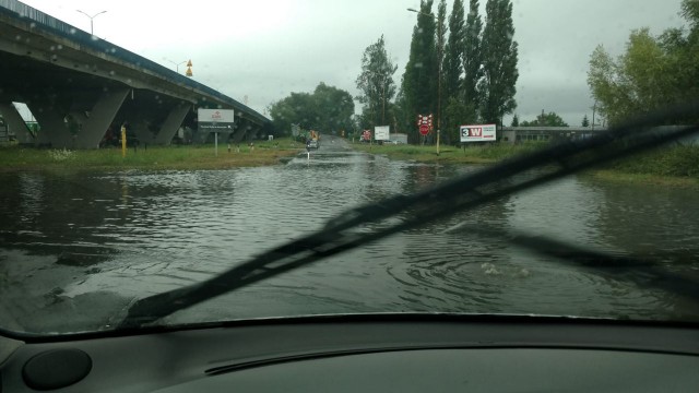 Przez intensywne opady deszczu zalanych jest kilka ulic w Szczecinie.