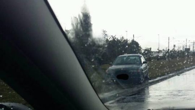 Kierujący BMW wypadł z jezdni na ulicy Gdańskiej za Basenem Górniczym w Szczecinie i zatrzymał się na trawie przed torowiskiem tramwajowym. Do zdarzenia doszło w czwartek po godzinie 15.