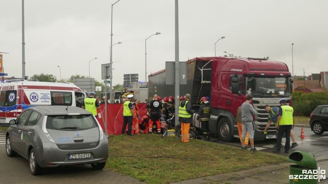 Na rondzie Gierosa w Szczecinie pod ciężarówkę wpadł rowerzysta.