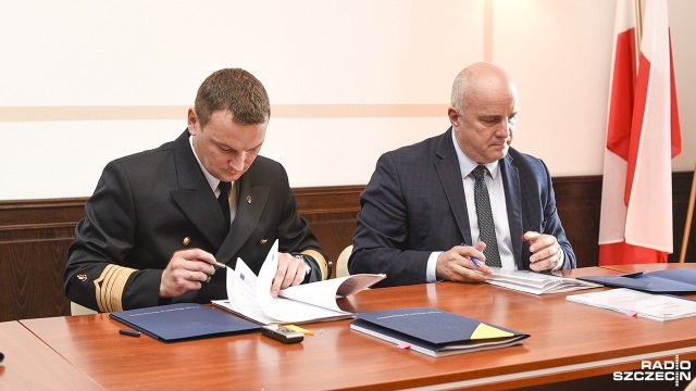 Pierwsza duża umowa dotycząca pogłębienia toru wodnego do Szczecina podpisana. Firma Sweco Consulting z Poznania będzie inżynierem kontraktu dla tej inwestycji - poprowadzi nadzór nad przebiegiem prac prowadzonych przez wykonawcę. Wartość kontraktu to ponad 9 mln złotych.
