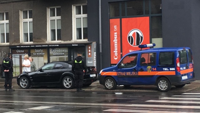 Ponad trzy godziny trwało ratowanie małego kota, który utknął w samochodzie zaparkowanym przy ul. Jagiellońskiej w Szczecinie.