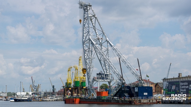 Maszyna ma prawie 42 metry długości i może udźwignąć nawet 260 ton. Lodbrok, bo tak się nazywa, pracuje głównie na terenie portów w Szczecinie i Świnoujściu. W sąsiedztwie dźwigozaurów zostanie do końca września.
