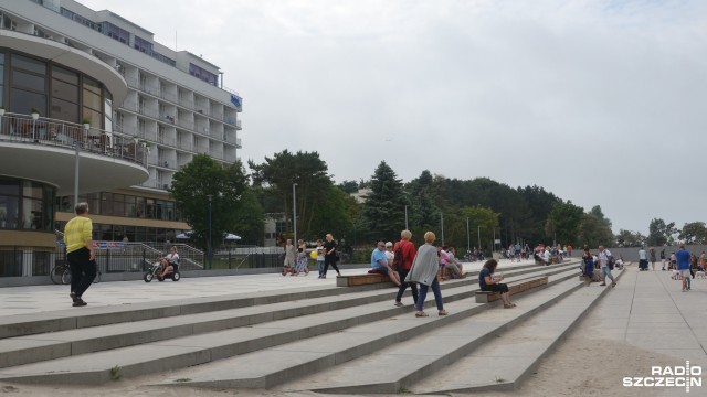 Od kilku tygodni władze Kołobrzegu zbierały wnioski dotyczące miejsc, w których mieszkańcy chcieliby publicznie pić alkohol. To w związku z ustawą o wychowaniu w trzeźwości, która całkowicie zakazuje spożywania napojów wyskokowych w miejscach publicznych. Teraz jednak to samorząd może wyznaczyć lokalizacje, w których zakaz nie będzie obowiązywać.