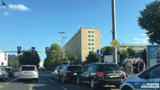 Cztery samochody osobowe zderzyły się na al. Wyzwolenia w Szczecinie. Po badaniu okazało się, że sprawca zdarzenia był nietrzeźwy. Do stłuczki doszło przed godziną 18. Nikt nie został ranny. Jeden pas al. Wyzwolenia jest wyłączony z ruchu, ale ruch odbywa się płynnie.